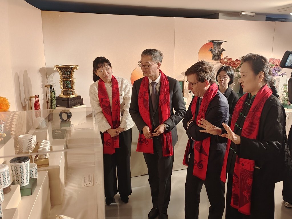 El alcalde de Madrid, José Luis Martínez Almeida, el embajador de China en España, Yao Jing, la directora del CCCM, Yang Changqing y la subdirectora Xu Tingting, en la visita a la exposición.